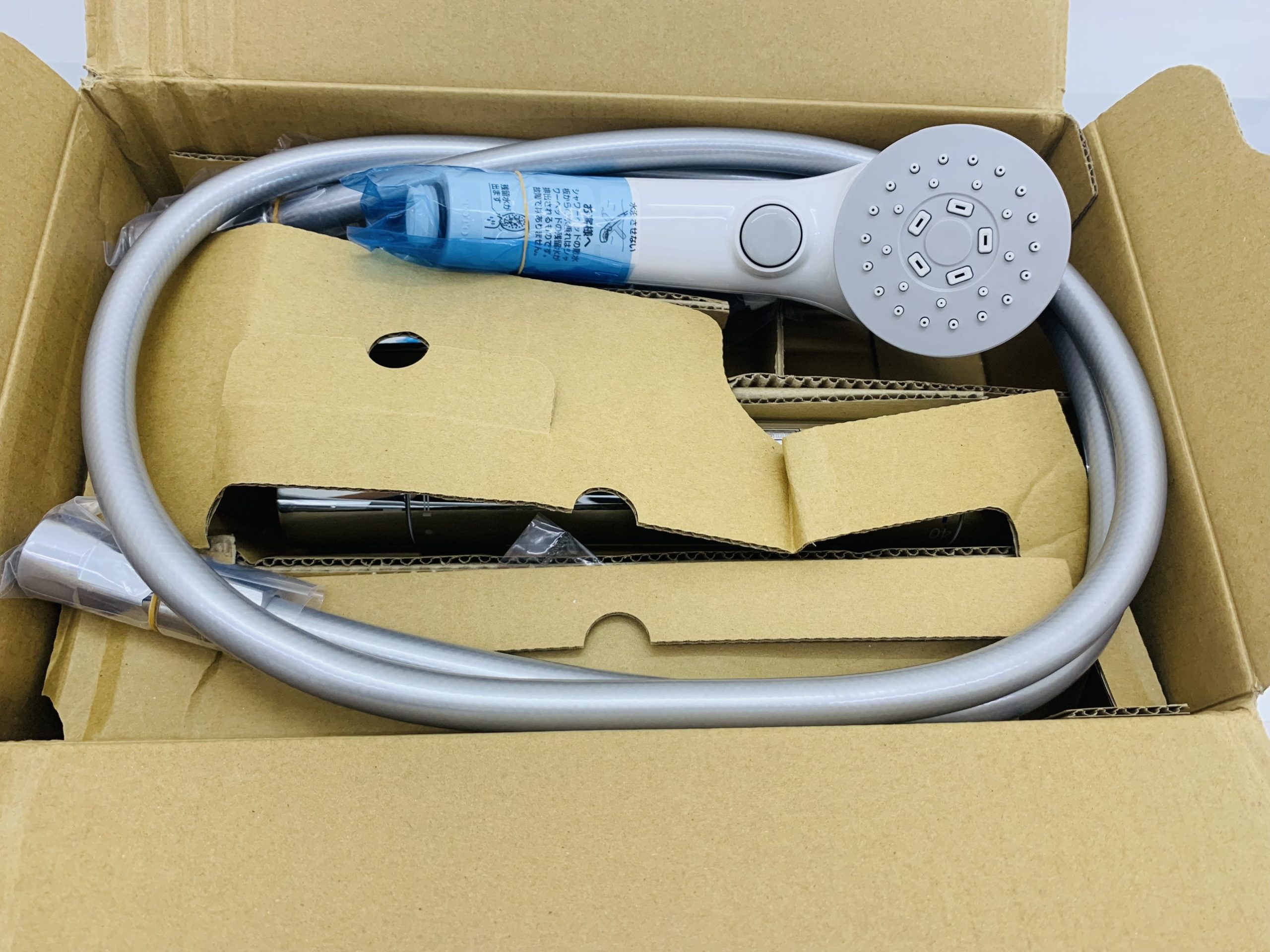 Sen tắm TOTO TBV03402J có nút tắt mở tại bát sen