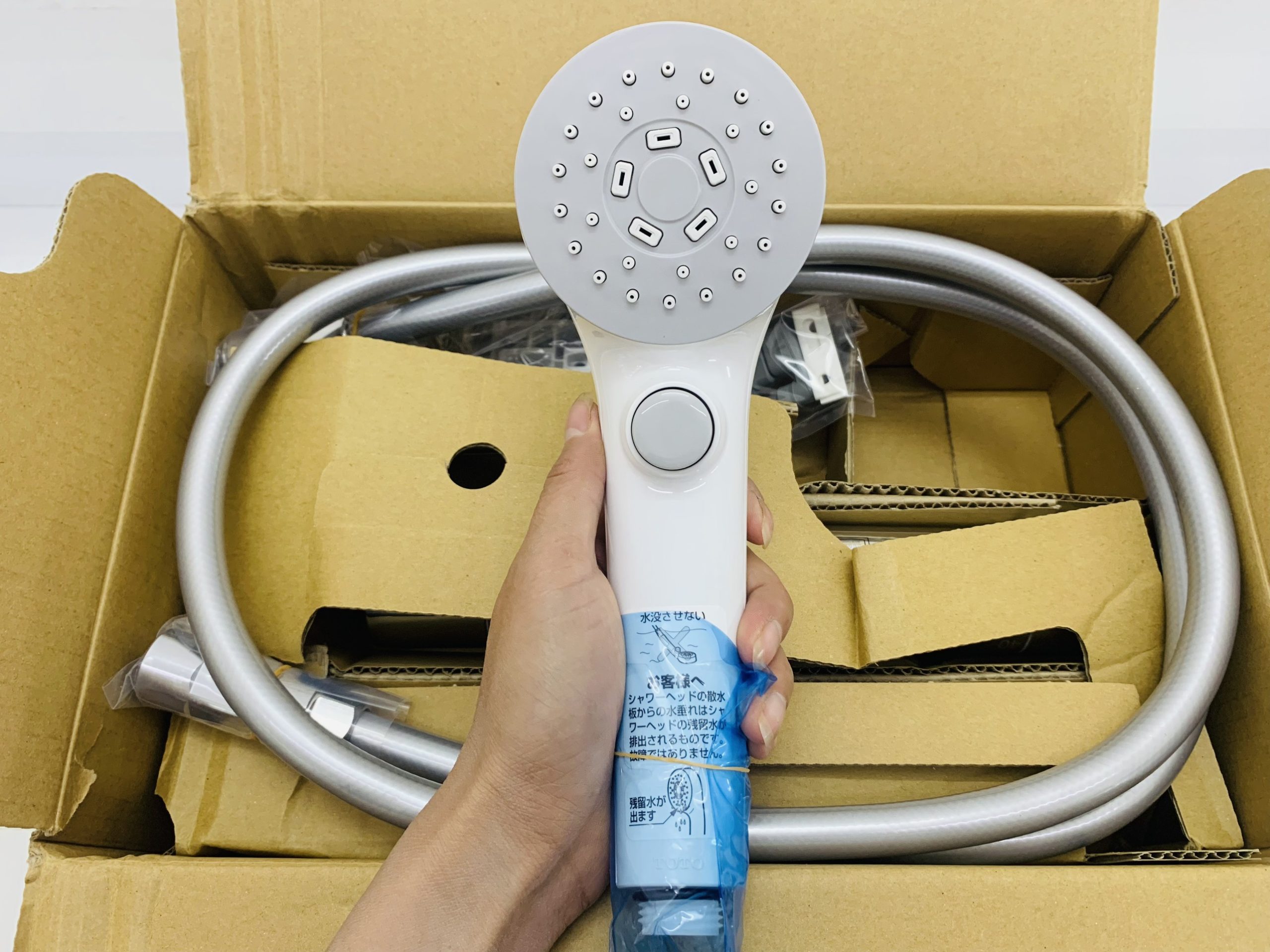 Sen tắm TOTO TBV03402J có nút tắt mở tại bát sen