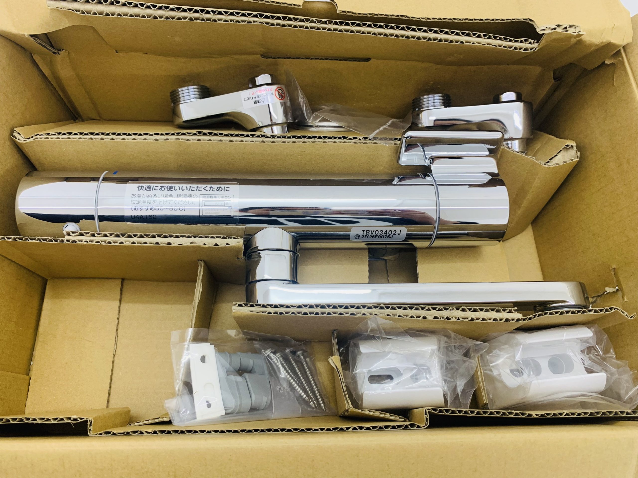 Sen tắm TOTO TBV03402J có nút tắt mở tại bát sen