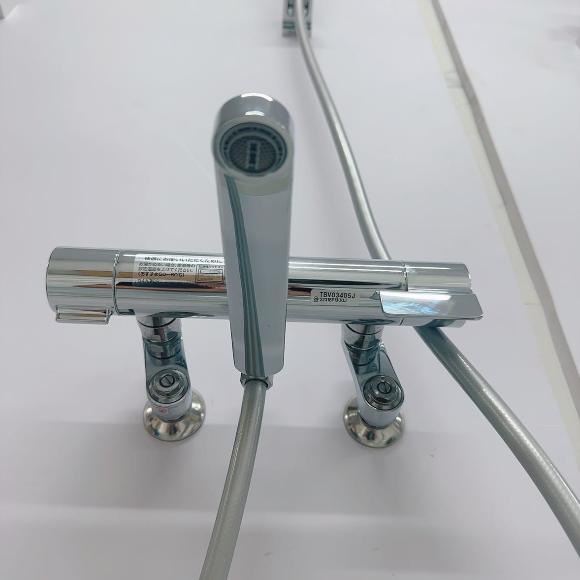 Sen tắm TOTO TBV03405J tay sen hiện đại