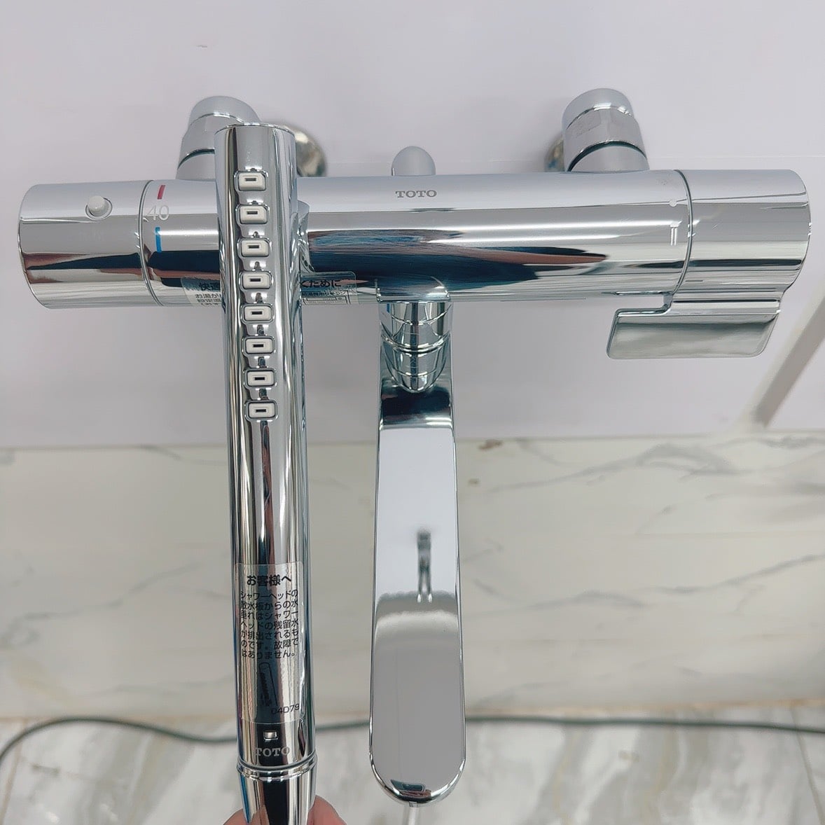 Sen tắm TOTO TBV03405J tay sen hiện đại