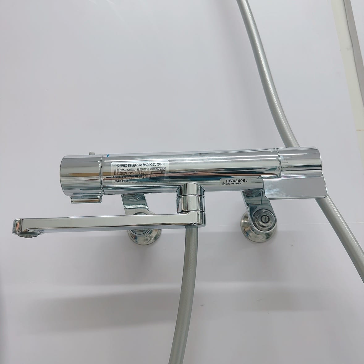 Sen tắm TOTO TBV03405J tay sen hiện đại