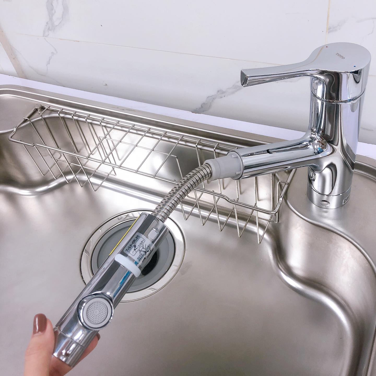 Vòi rửa nhà bếp TOTO TKS05305JA có đầu vòi kéo dài
