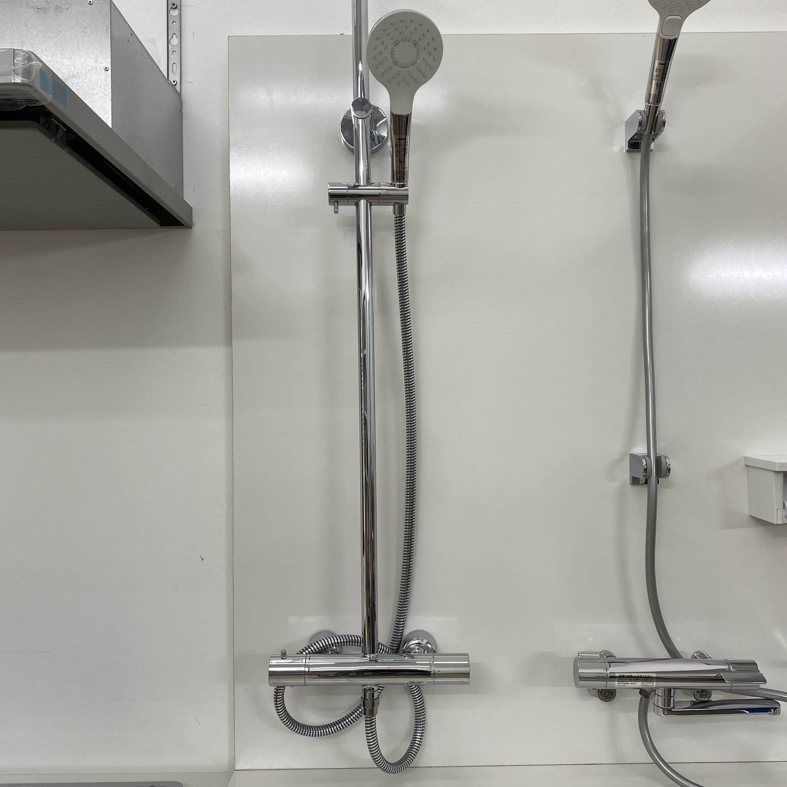Sen cây TOTO TBW01403J gồm một sen cây và một sen cầm tay có khống chế nhiệt độ