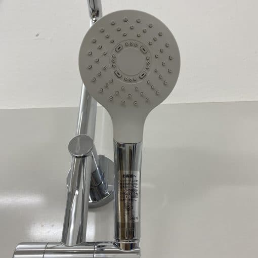 Sen tắm TOTO TBW01403J gồm một sen cây và một sen cầm tay có khống chế nhiệt độ