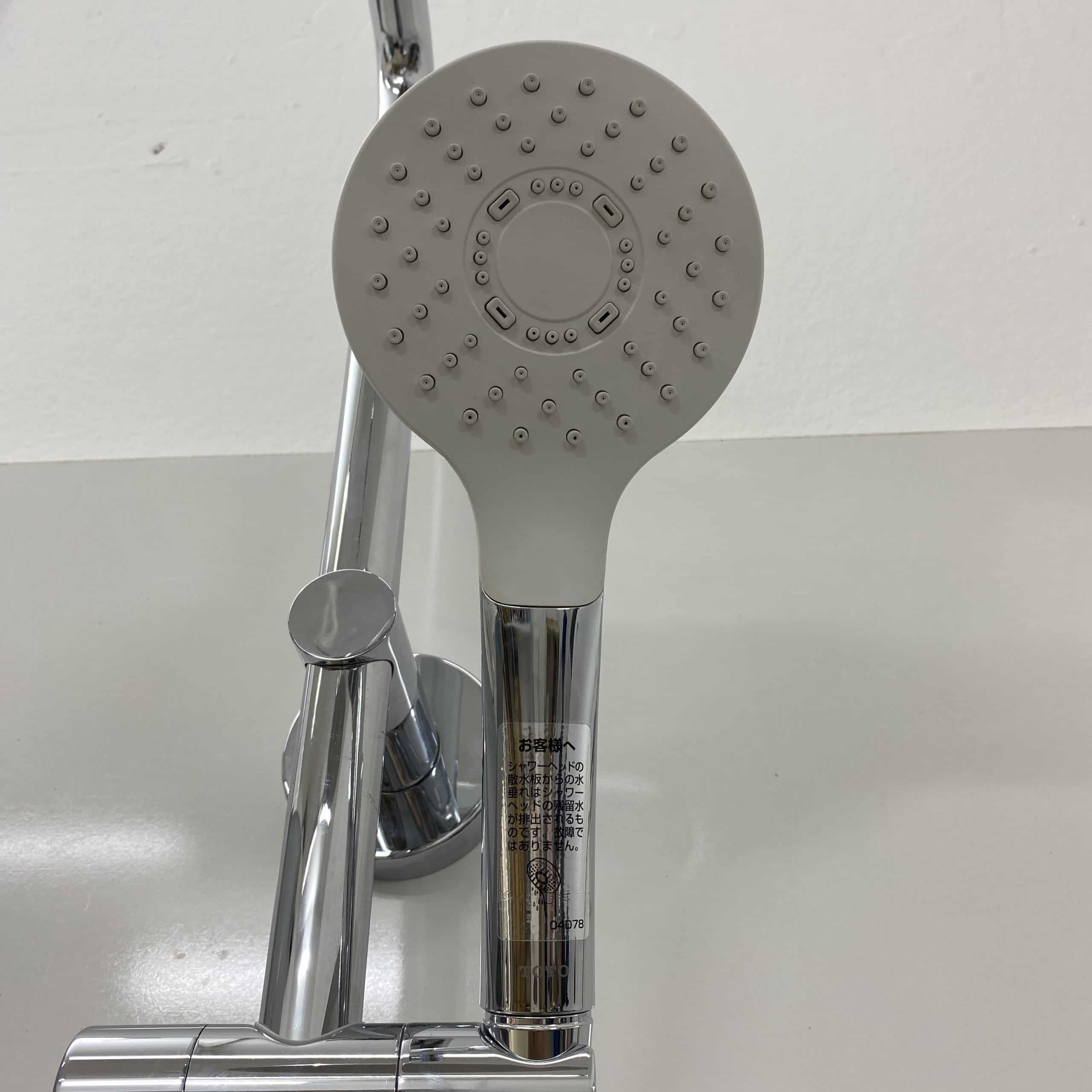 Sen cây TOTO TBW01403J gồm một sen cây và một sen cầm tay có khống chế nhiệt độ