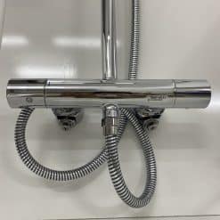 Sen tắm TOTO TBW01403J gồm một sen cây và một sen cầm tay có khống chế nhiệt độ