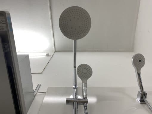 Sen tắm TOTO TBW01403J gồm một sen cây và một sen cầm tay có khống chế nhiệt độ