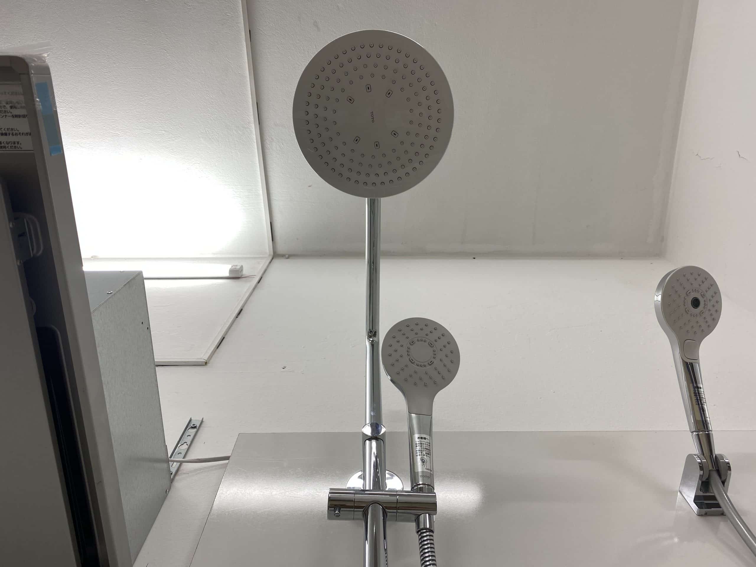 Sen cây TOTO TBW01403J gồm một sen cây và một sen cầm tay có khống chế nhiệt độ