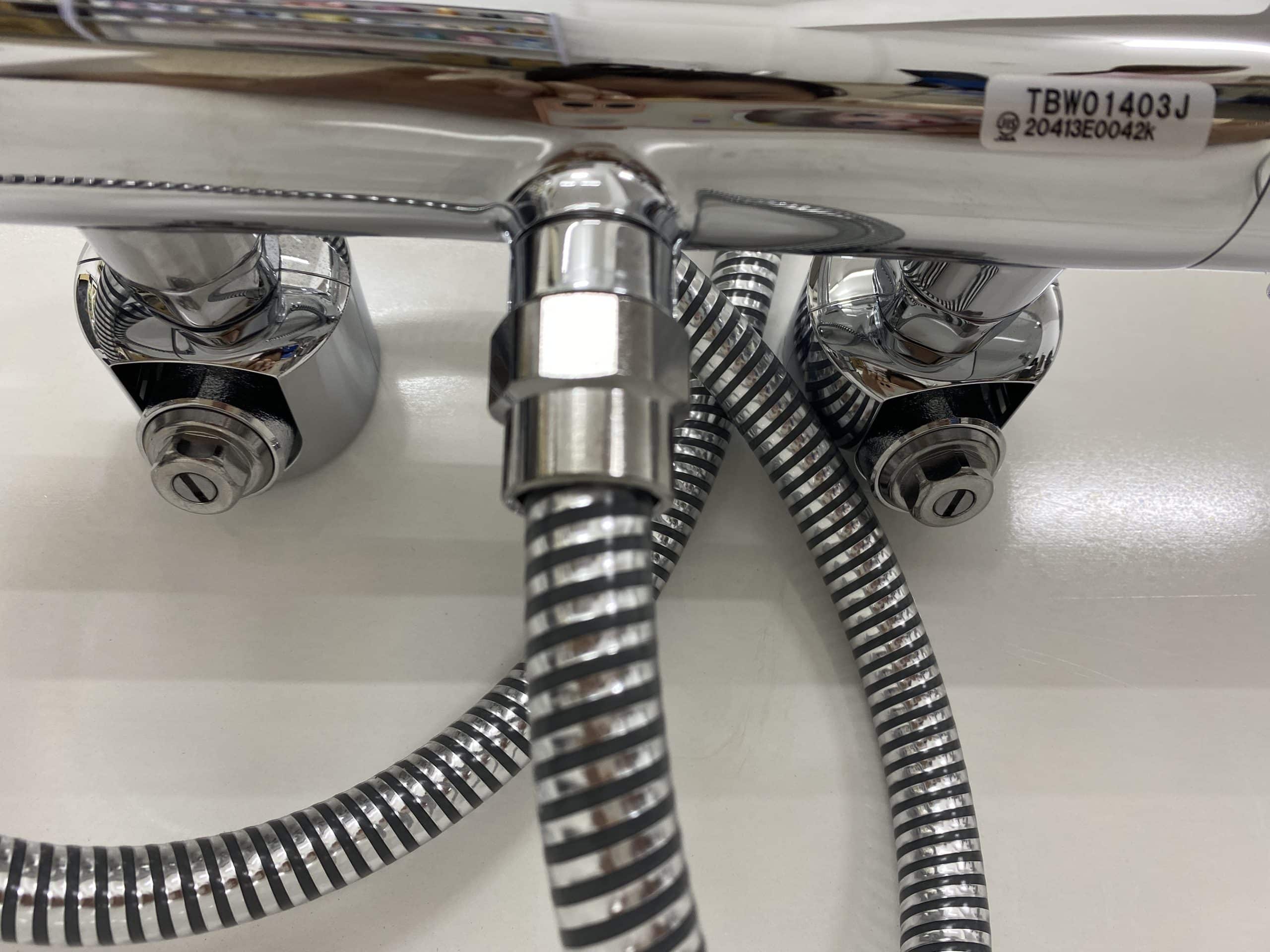 Sen cây TOTO TBW01403J gồm một sen cây và một sen cầm tay có khống chế nhiệt độ