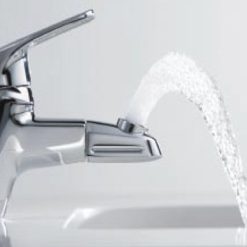 Vòi chậu rửa mặt TOTO TLHG31DEF xoay được đầu nước và có cần gạt thoát nước đi kèm