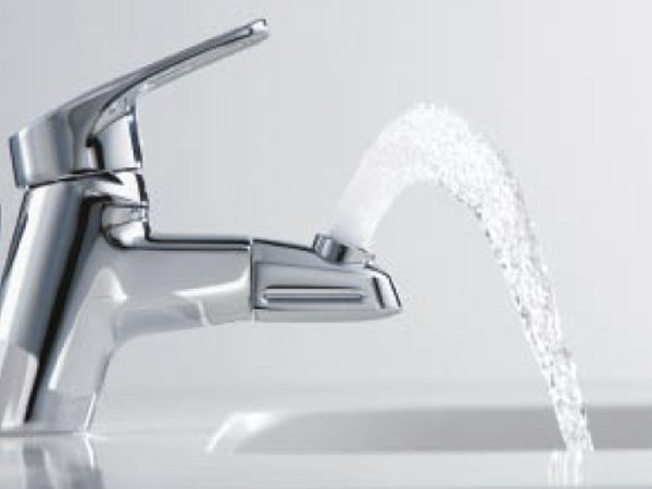Vòi chậu rửa mặt TOTO TLHG31DEF xoay được đầu nước và có cần gạt thoát nước đi kèm