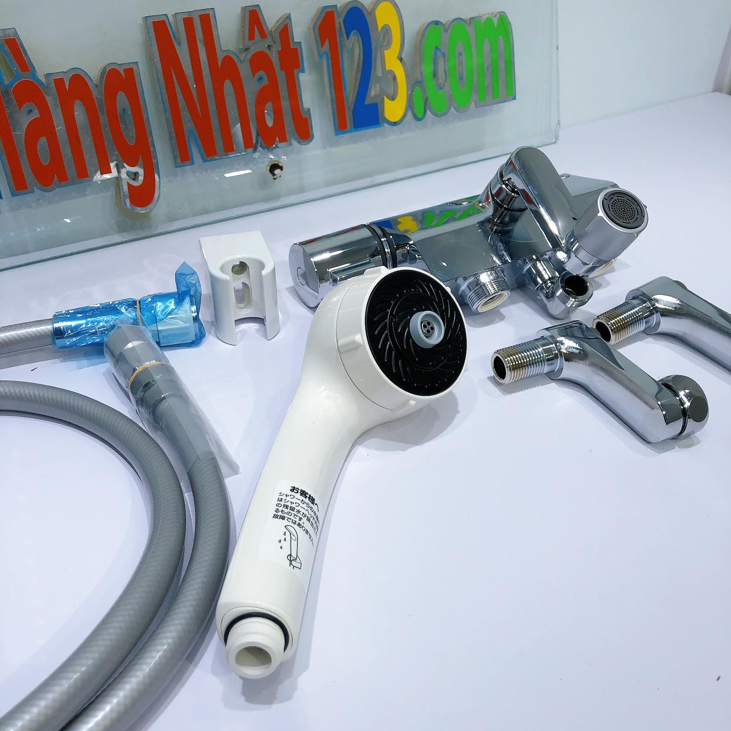 Sen tắm TOTO TMN40STJ có chức năng massage và tay sen chỉnh nước