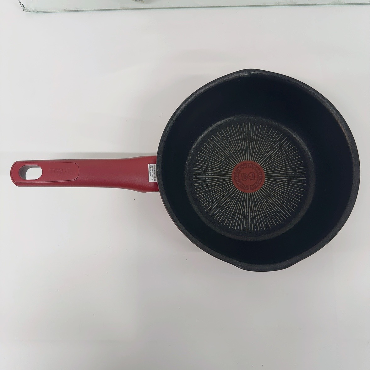 Chảo chiên T-Fal G26275 loại 22cm với lớp phủ Titanium