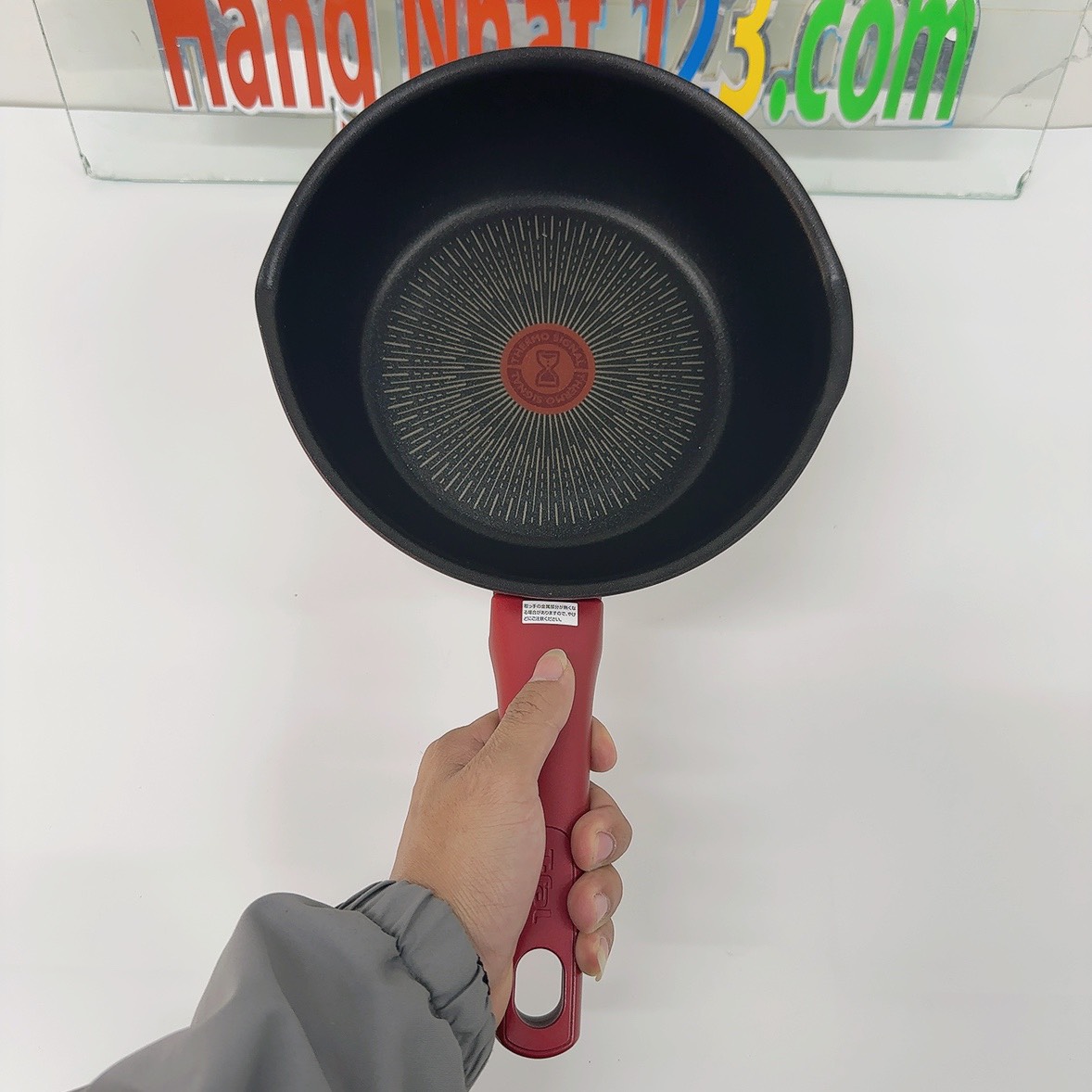 Chảo chiên T-Fal G26275 loại 22cm với lớp phủ Titanium