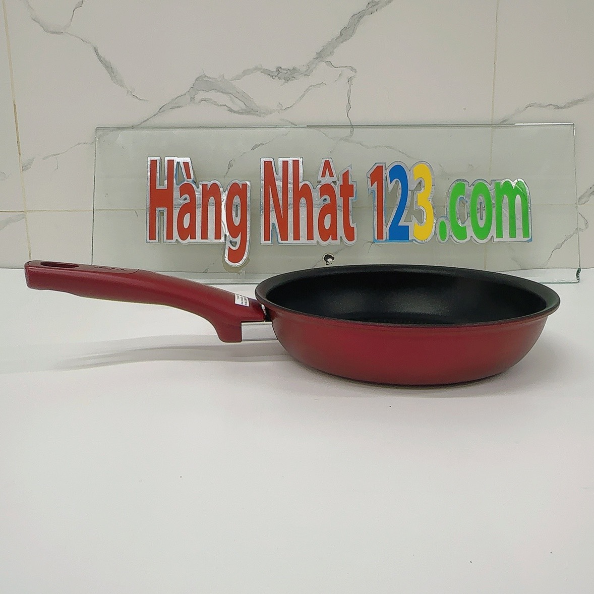 Chảo chiên T-Fal G26302 loại 20Cm với lớp phủ Titanium