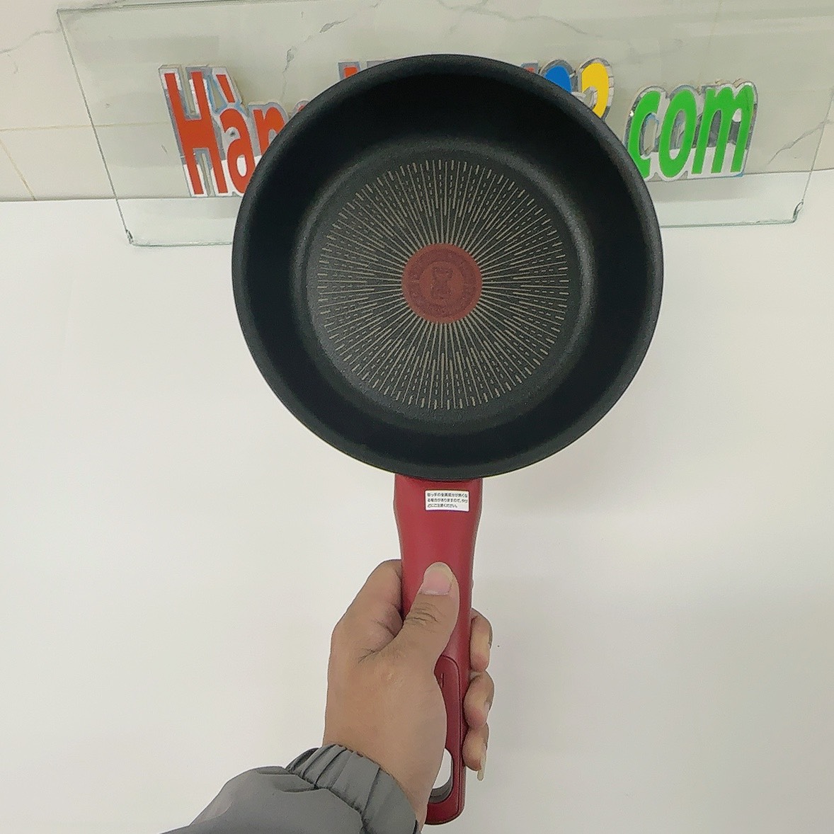 Chảo chiên T-Fal G26302 loại 20Cm với lớp phủ Titanium