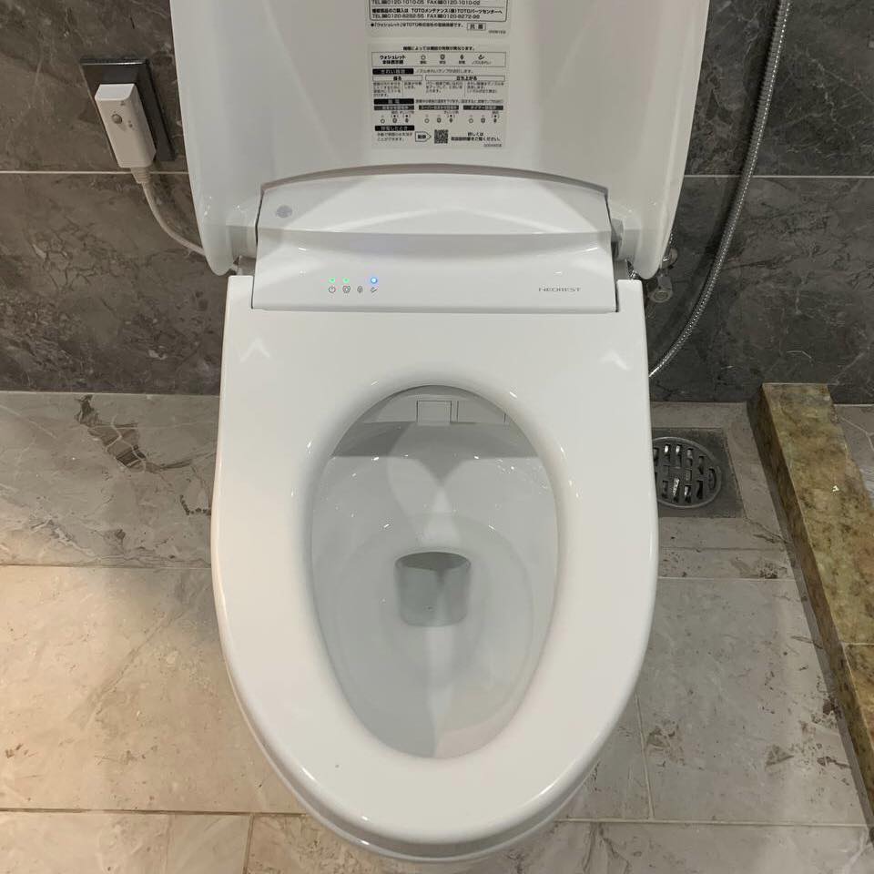 Bồn cầu thông minh TOTO TCF9520 nguyên khối tự động rửa