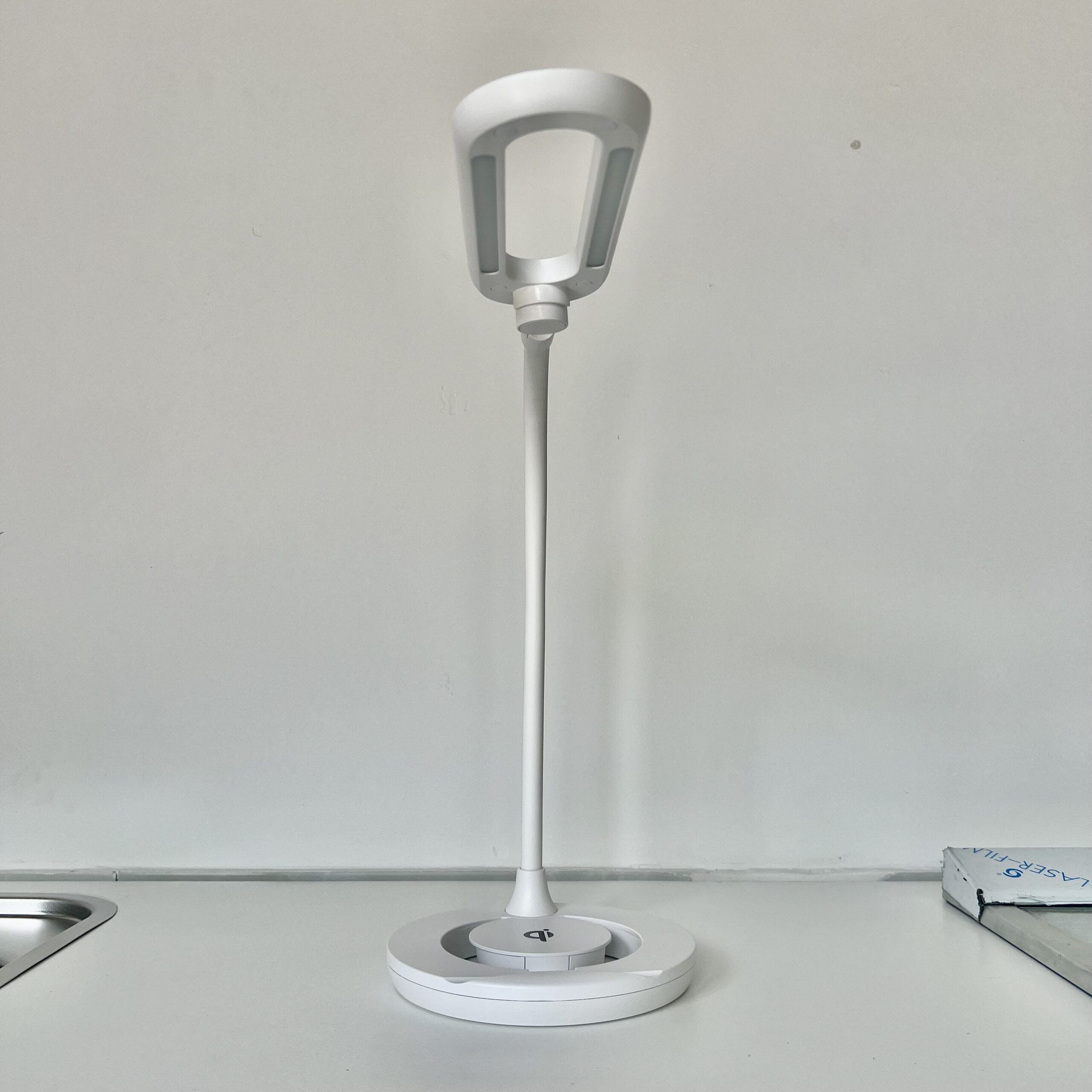 Đèn để bàn kết hợp sạc không dây Gentos COSDL-88