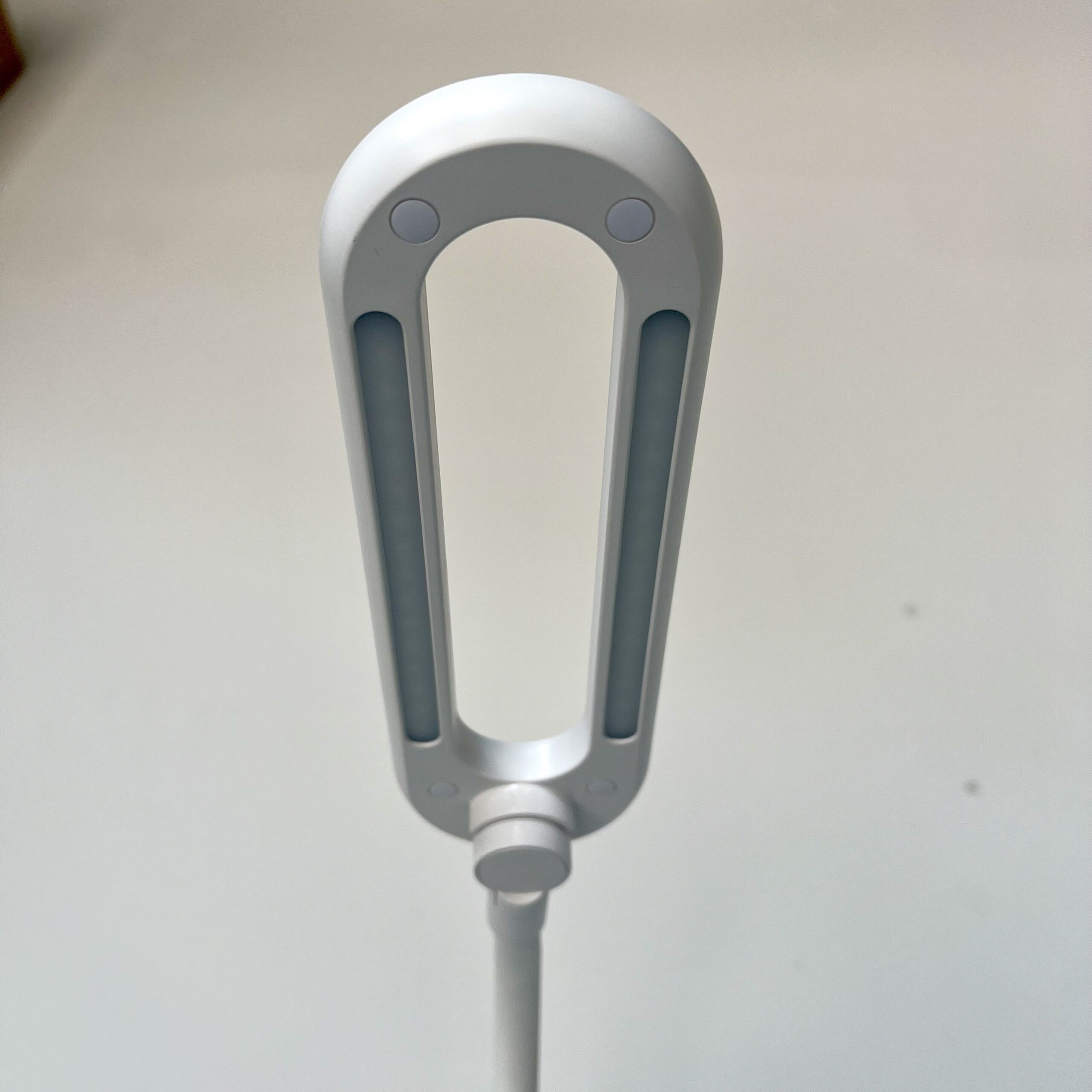 Đèn để bàn kết hợp sạc không dây Gentos COSDL-88