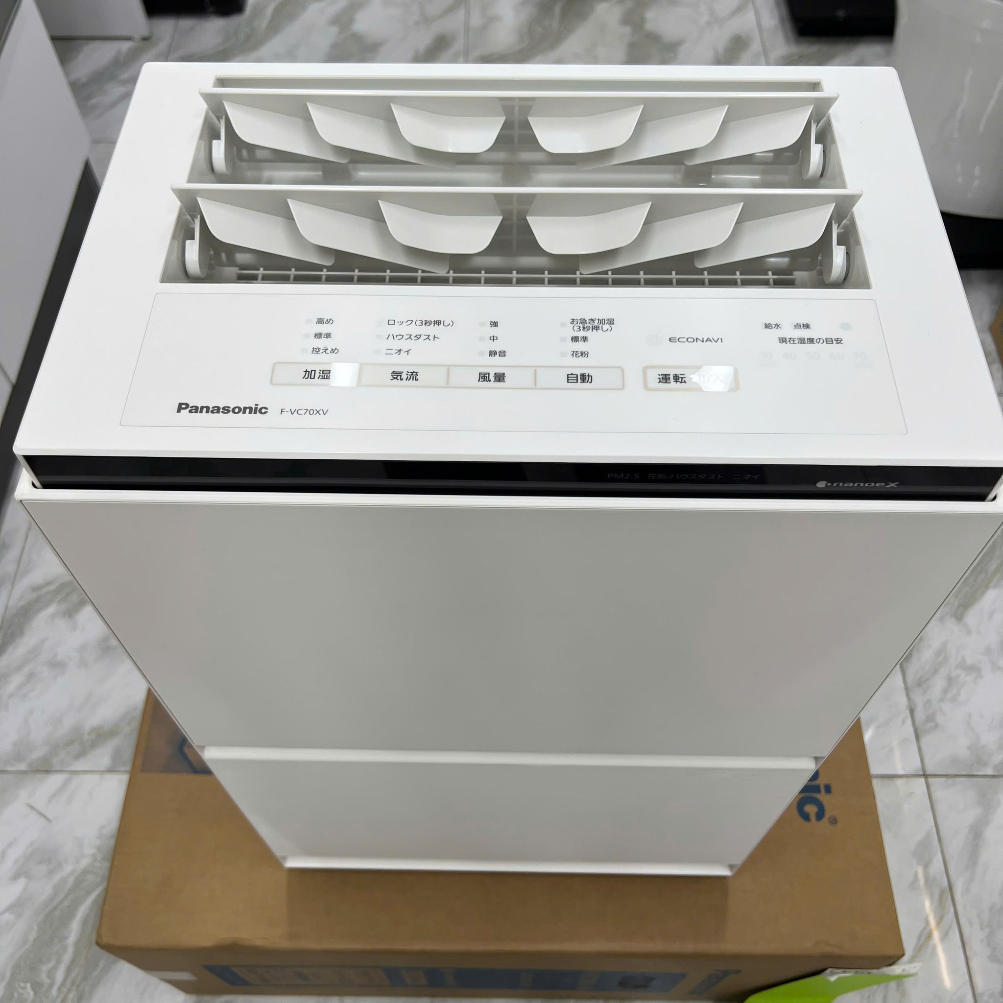 Máy lọc không khí Panasonic F-VC70XV-W (màu trắng)