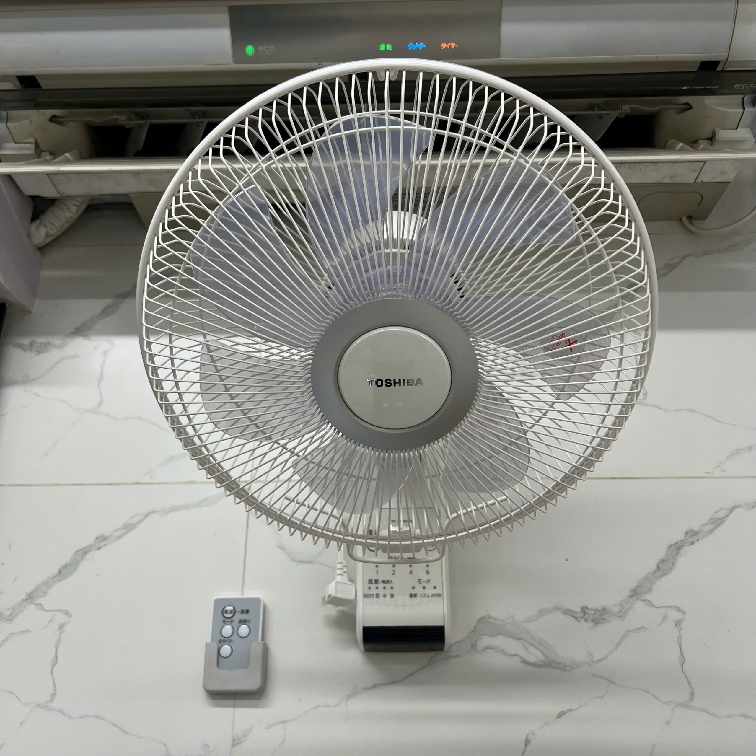 Quạt treo tường Toshiba TF-30RK28 thiết kế 7 cánh